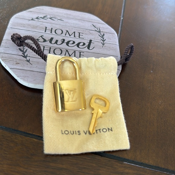 Louis Vuitton - Picture 6 of 9